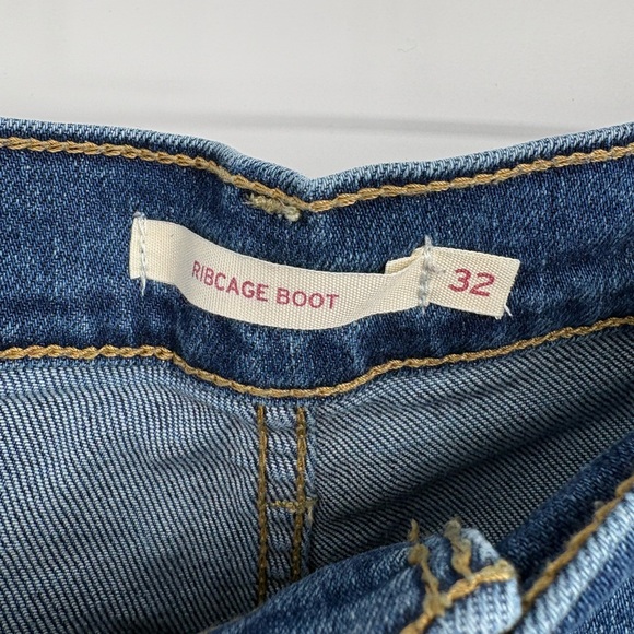 Levi’s Ribcage Boot Button Fly Jeans - Picture 8 of 9
